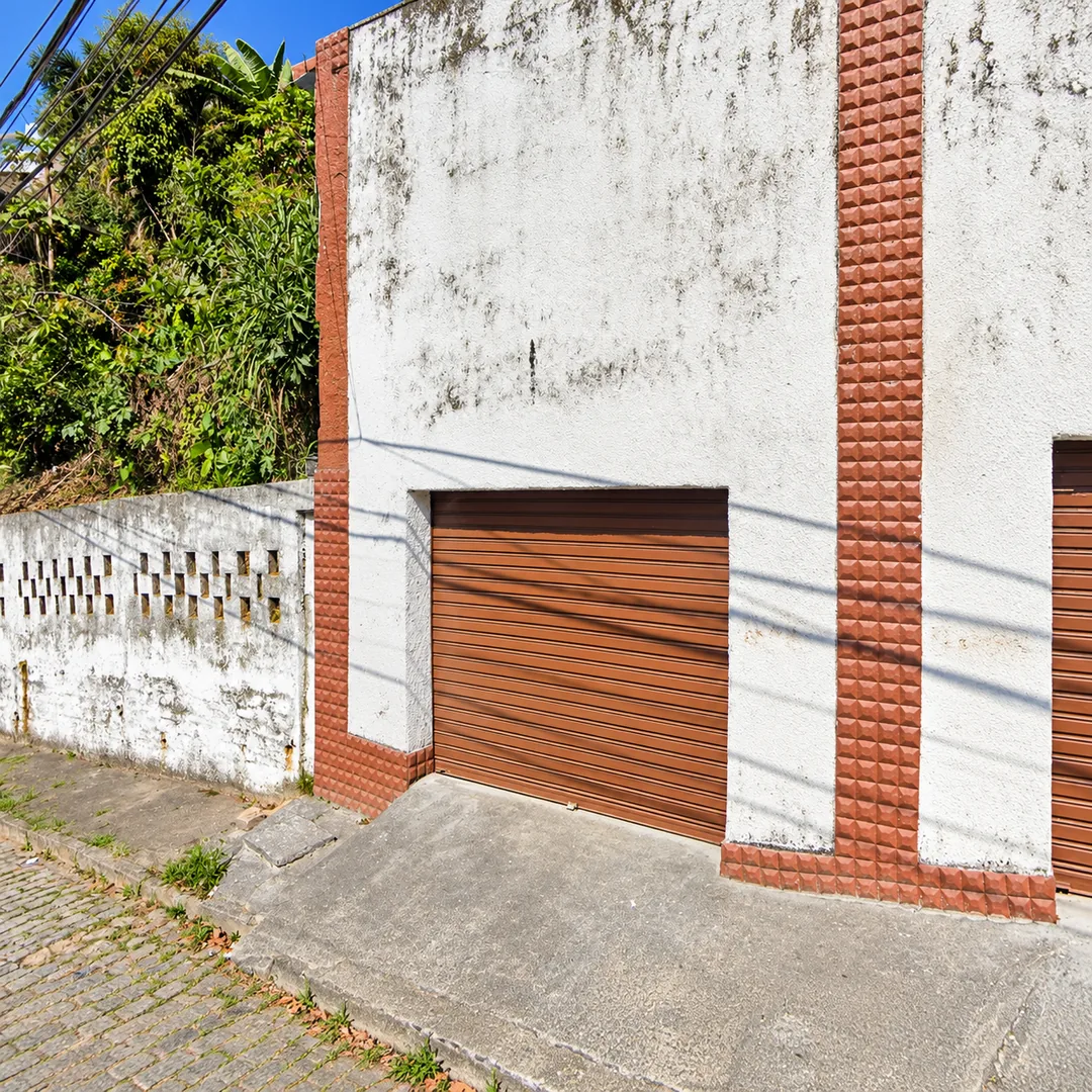 Portão da garagem voltado para a rua
