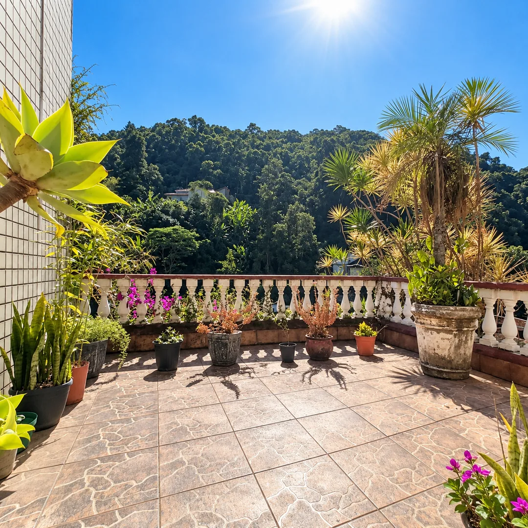 Terraço com plantas e vista para a mata