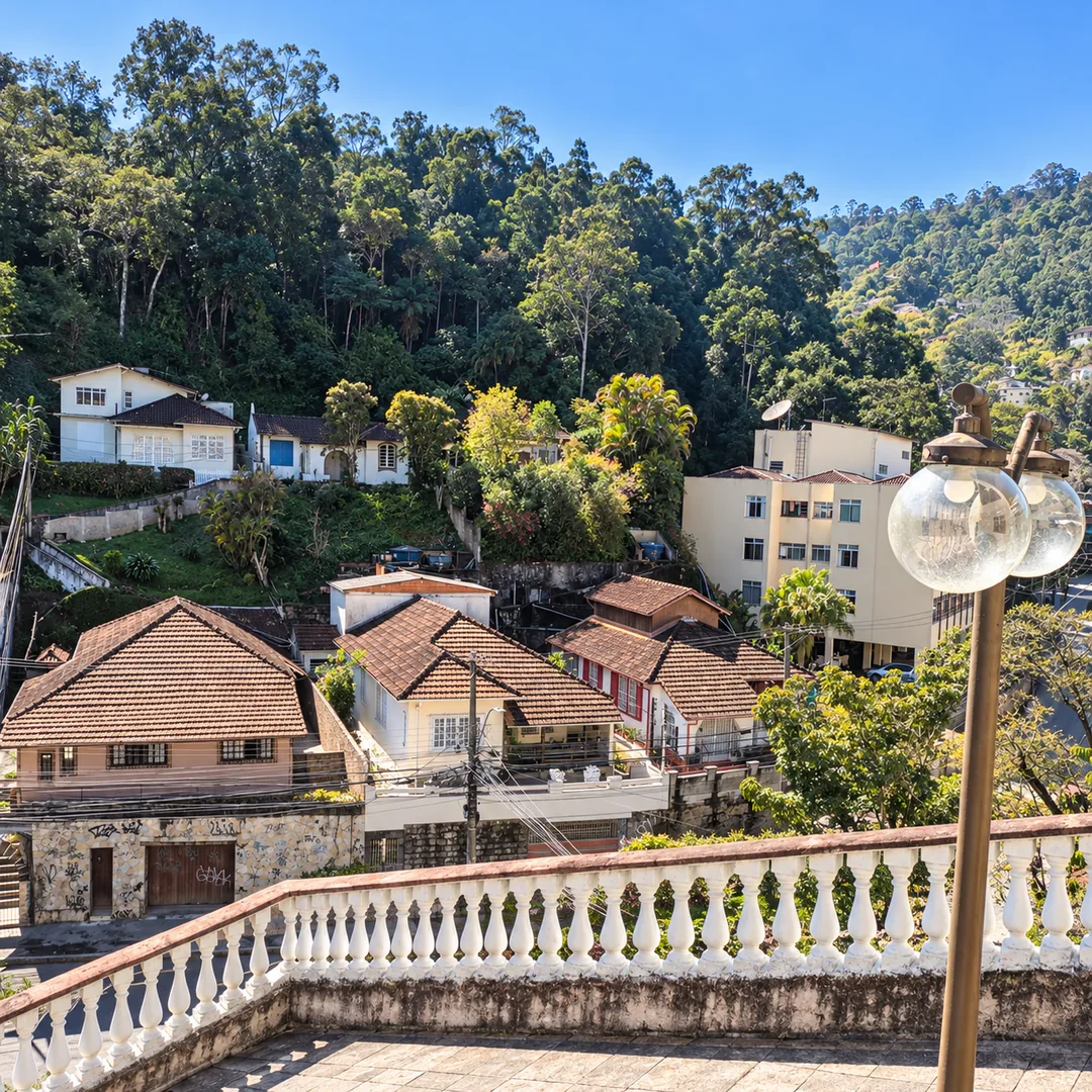 Vista do entorno com casas e mata